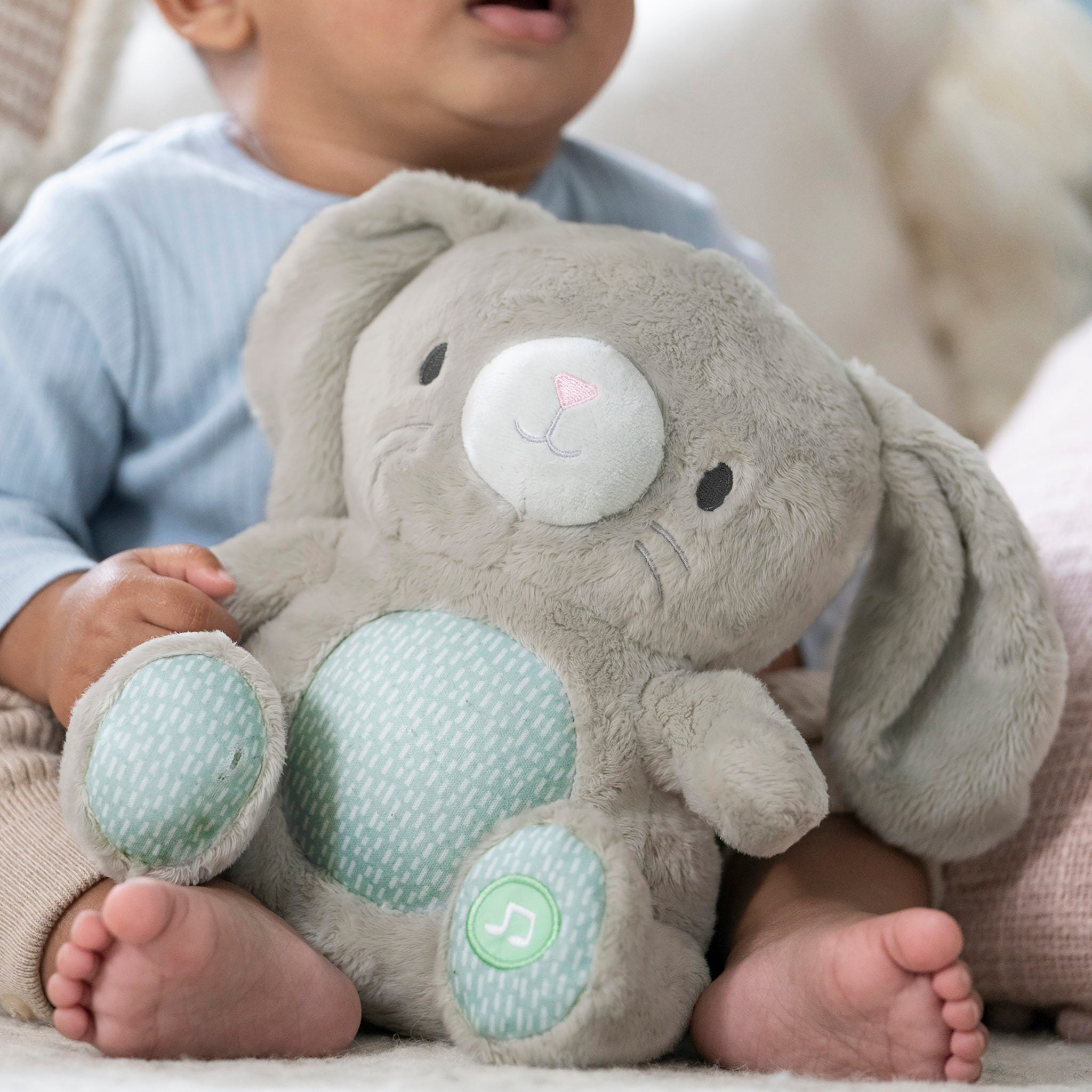 INGENUITY - Heart to Hugs_x0099_ Sylvi_x0099_ Kaninbamse med hjertelyd og lys