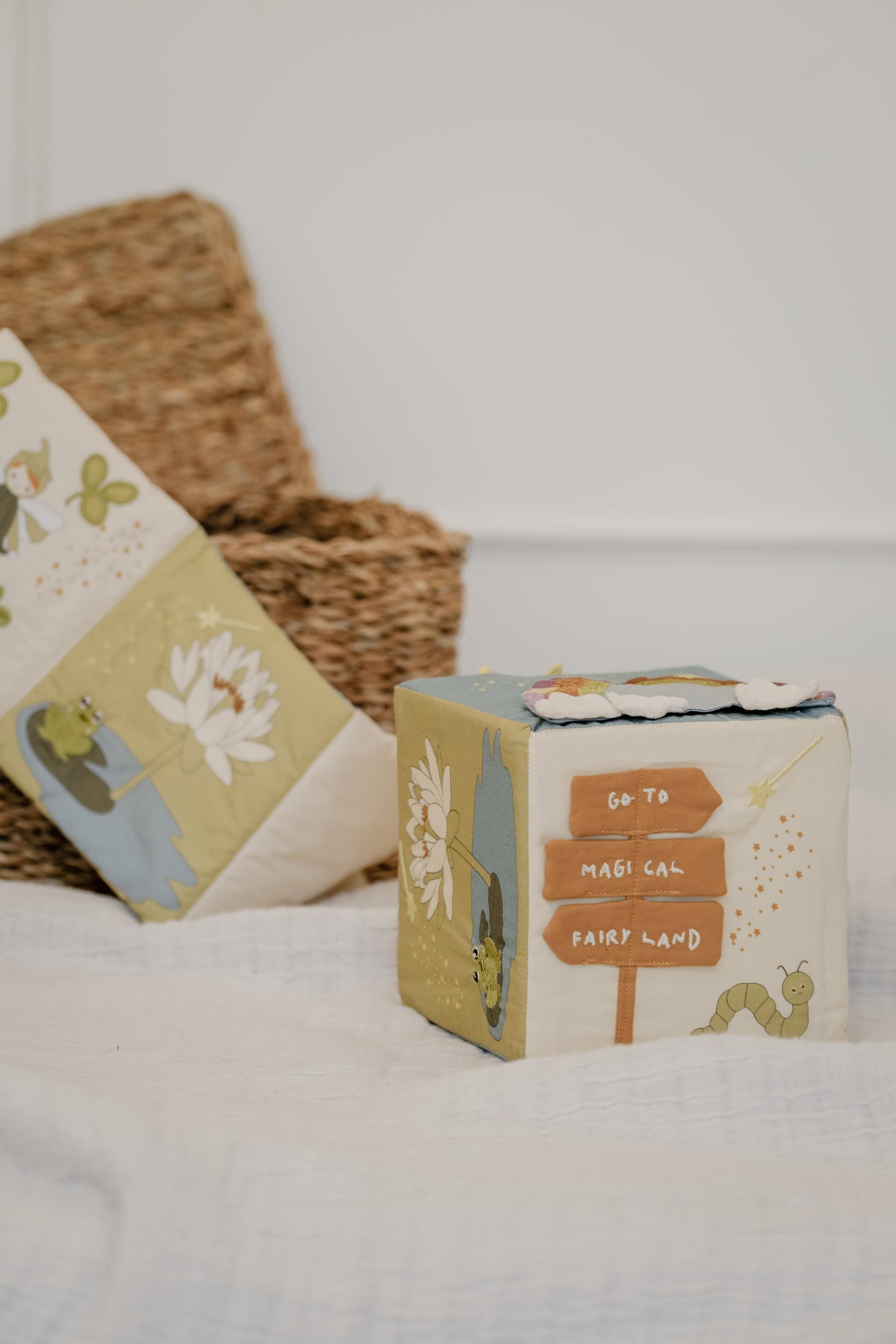 Fabelab - Activity cube in fabric - Fairytale land