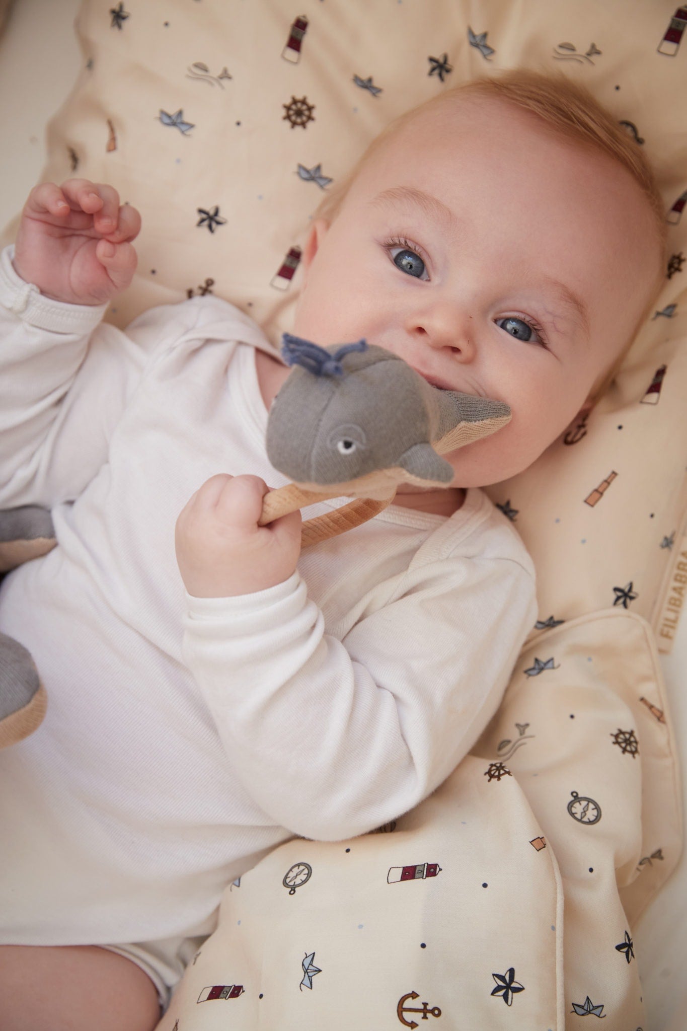 FILIBABBA - Aktivitetslegetøj - Willie the whale rattle - Grå