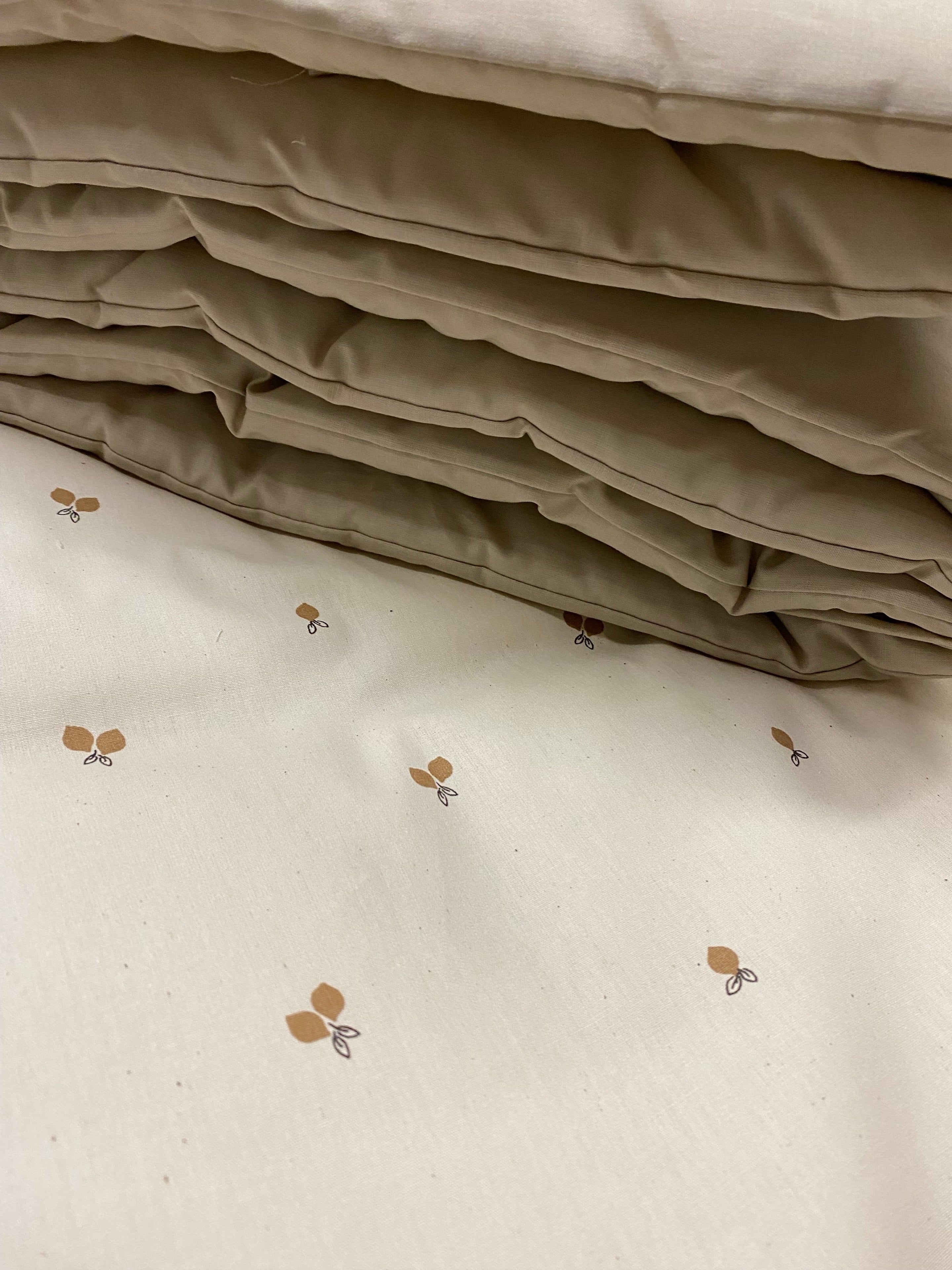 Nørgaard Madsens - Sengetøj Baby - Beige m Nødder - ORGANIC